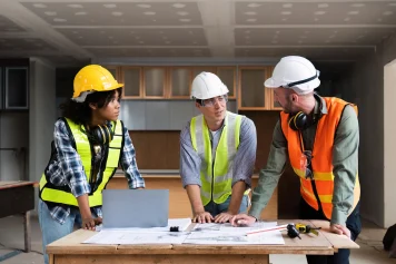 Des architectes d'intérieur qui travaillent sur une rénovation d'immeuble