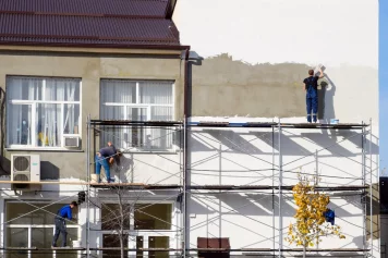 Des professionnels en train de rénover une ancienne maison