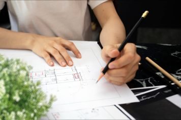 L'architecte d'intérieur Bordeaux élabore les plans de conception pour son client.