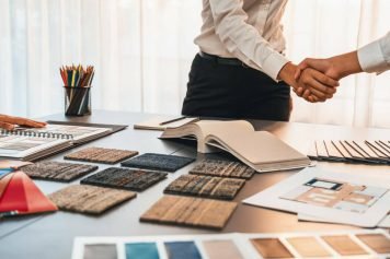 L'architecte d'intérieur Marseille serre la main de son client pour conclure la collaboration.