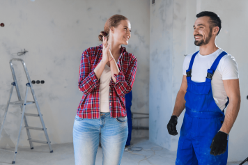 Un architecte d'intérieur Deauville sur le chantier avec sa cliente