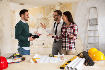 architecte d'intérieur La Madeleine sur le sentier avec ses clients