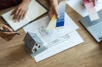 Architectes à Aix-en-Provence discutant d’un projet de rénovation, choisissant couleurs et matériaux pour une transformation élégante