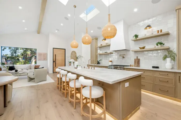 Cuisine ouverte lumineuse et chaleureuse imaginée par un architecte à Nancy, avec îlot central et décoration naturelle