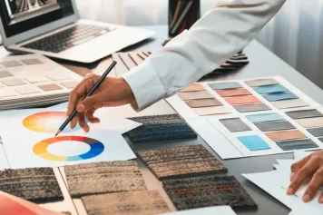 Le décorateur d'intérieur Strasbourg est en train de choisir les couleurs et les matériaux pour le projet de son client.