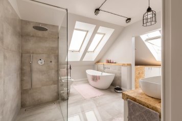 Vue sur une décoration intérieur maison moderne d'une salle de bain.