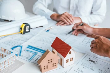 Le professionnel choisi parmi les entreprises rénovation maison analyse le plan de rénovation.