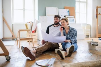 Le couple fait le point sur l'estimation rénovation de maison.