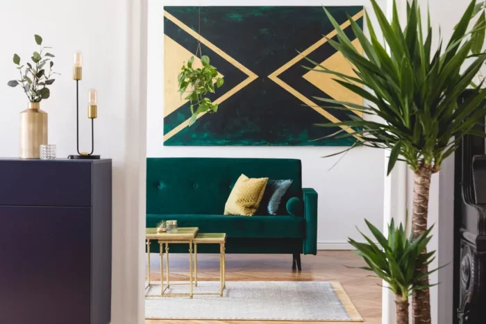 Salon contemporain décoré avec audace par un architecte à Nancy, mêlant vert émeraude, laiton doré et touches végétales