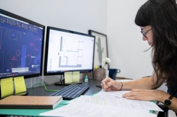 Architecte intérieur en train de concevoir les plans destinés à la rénovation d'un bien