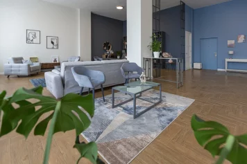 Immense appartement aux teintes bleu et gris, conçu par un architecte Antibes pour une harmonie parfaite des couleurs