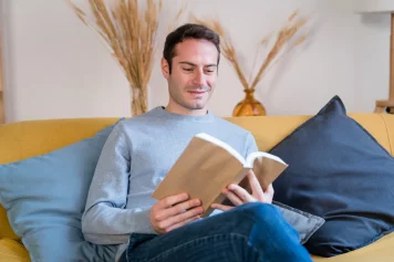 Un homme en train de lire un livre de décoration intérieure