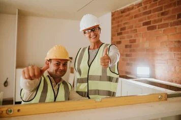 Des architectes sur le chantier d'une maison à rénover dans la Drôme