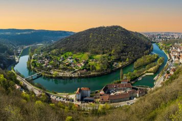 Vue sur la rivière de la ville de Doubs, où vous trouverez une maison à rénover à Besançon.