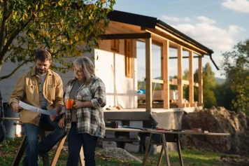Le propriétaire de la maison à rénover Honfleur analyse le projet de rénovation avec l'architecte.