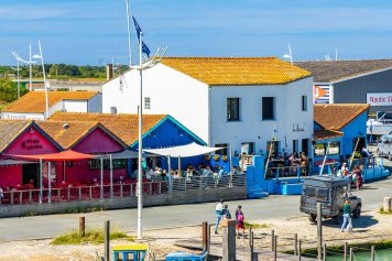 Vue sur le port du Château-d'Oléron, une commune parfaite pour trouver une maison à rénover île d'Oléron.