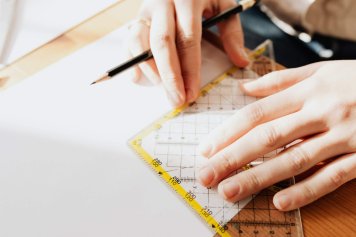 Photo d'un architecte d'intérieur qui dessine un plan