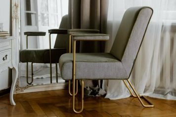 Vous vous sentez à l'étroit chez vous et aimeriez vivre dans un appartement fonctionnel et ordonné ? Optimiser l’espace est un élément primordial si vous souhaitez profiter au mieux de votre espace de vie, surtout s’il s’agit d’un studio ou d’une petite maison. L’aménagement intérieur de petites surfaces n’est pas une mince affaire, mais c’est loin d’être impossible. Comment gagner de la place facilement ? Il existe diverses astuces, des meubles modulables, des rangements malins pour dissimuler le désordre, une chambre subtilement intégrée dans le salon, etc. Inspirez-vous de ces conseils et faites de votre habitation un espace convivial et pratique, même si la place en manque.