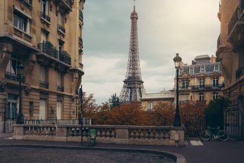 Vue sur un bâtiment face à la Tour Effeil où a lieu une rénovation appartement Paris.