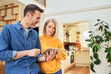 Un couple qui recherche des idées pour la rénovation intérieure maison