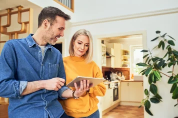 Un couple qui recherche des idées pour la rénovation intérieure maison
