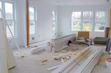 Une maison en cours de rénovation, avec des matériaux de construction et des équipements prêts à transformer l’espace en un lieu moderne et lumineux, située dans un cadre résidentiel.