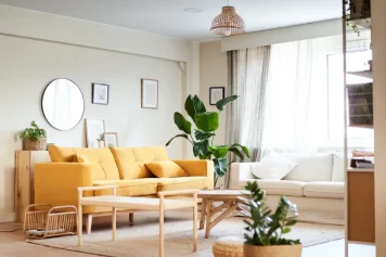 Réalisation d’un architecte à Cannes : salon moderne baigné de lumière naturelle